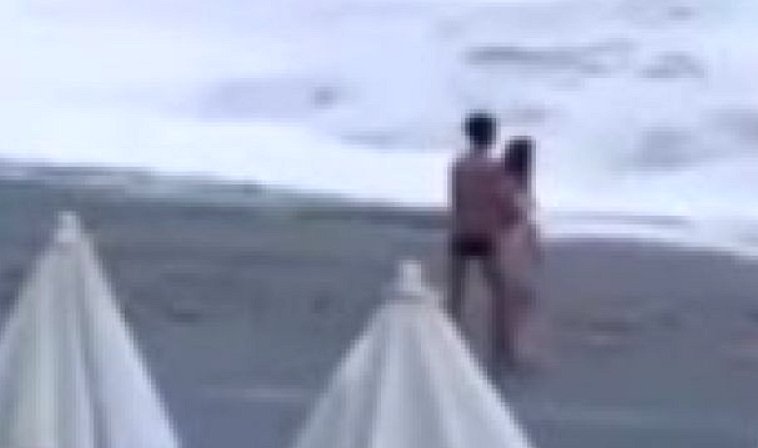 Momento romântico termina em tragédia após mulher ser arrastada por onda; veja o vídeo