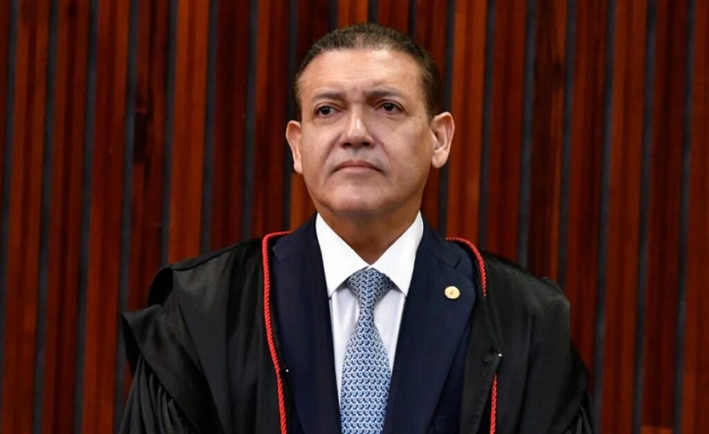 TSE determina que Meta preserve dados de perfis que atacaram Flávio Ministro Kassio Nunes Marques determinou que a Meta preserve dados de perfis citados em ação do PL envolvendo anúncios contra Flávio Bolsonaro.