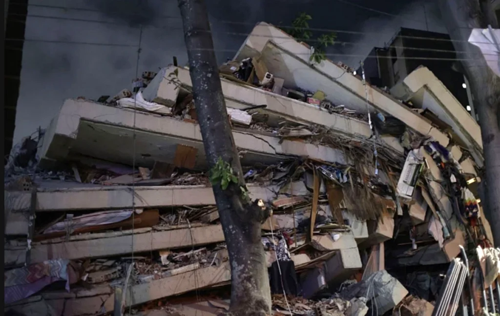 Foto: Socorristas trabalham entre escombros após terremotos que deixaram milhares de vítimas na Venezuela.