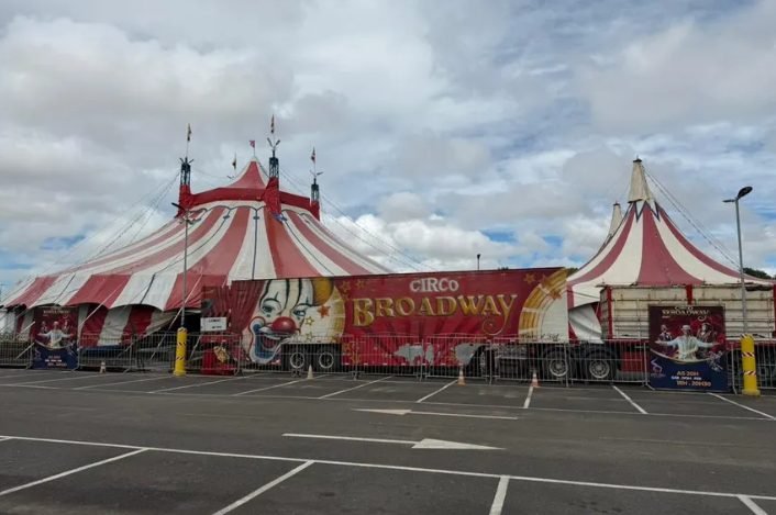 Circo Broadway realiza nova temporada na Avenida Alphaville, próximo ao Parque Gigantes da Floresta, na Zona Leste de Manaus, com sessões durante a semana e aos fins de semana.
