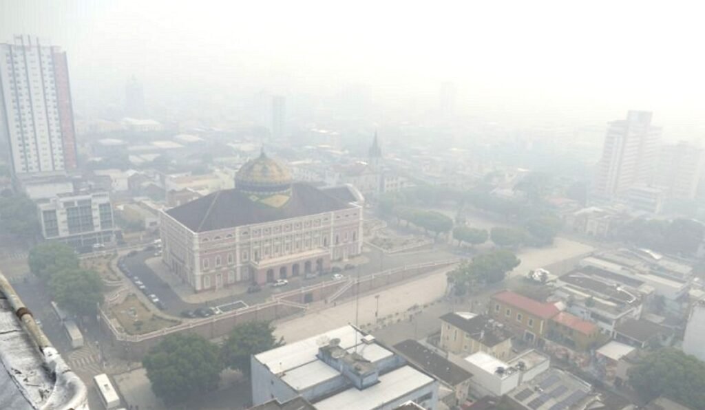 Fumaça sobre Manaus acende alerta para cuidados que vão além da saúde respiratória Manaus coberta por fumaça durante período de queimadas no Amazonas