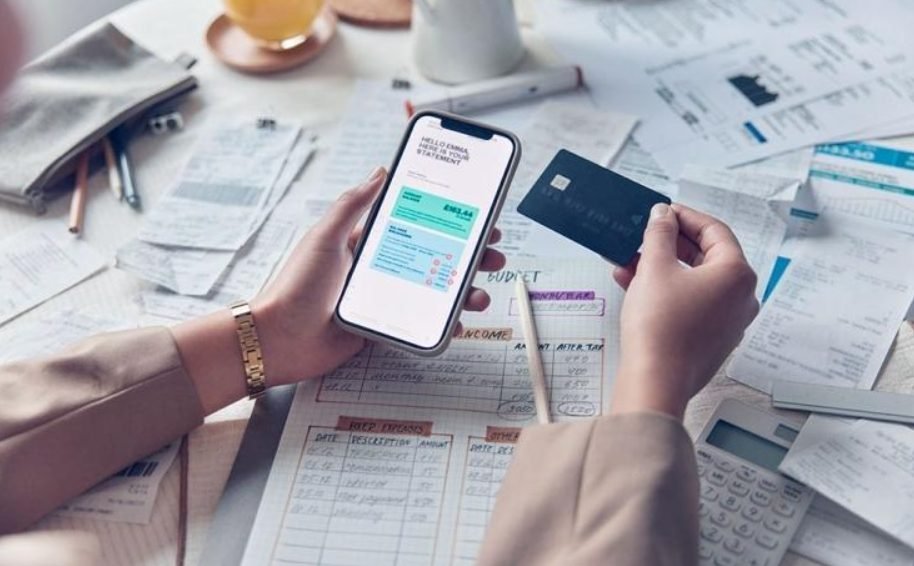 Consumidor consulta a movimentação da conta bancária para verificar um pagamento.