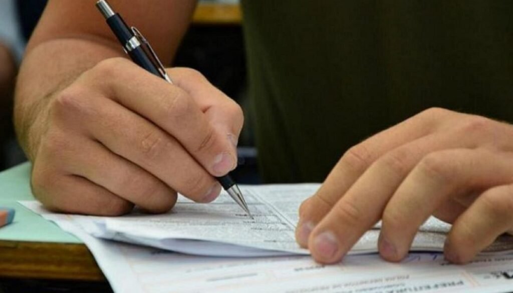 Candidato estuda para concursos públicos com vagas em órgãos federais e estaduais.